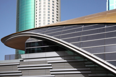 湖与花和城堡。新开的迪拜焕发花园天到夜过渡 timelapse 是一个以环境友好的建筑为特色的艺术建筑, 从可回收的产品中创造出